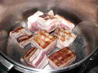 深鍋にお肉を入れます