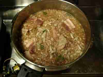 赤ワインとハーブ類を入れます